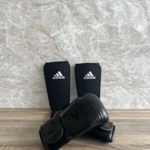 Venum 2.0 Kinder Boxhandschuhe schwarz inkl. Schienbeinschoner