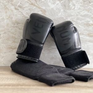 Venum 2.0 Kinder Boxhandschuhe schwarz inkl. Schienbeinschoner